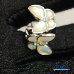 QC VCA Two Butterfly Earrings in white gold with mother-of-pearl and diamonds