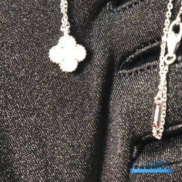 QC VCA Vintage Alhambra Pendant Necklace in 18k white gold with a pink opal stone
