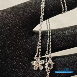 QC VCA Socrate Collection Flower Pendant Necklace