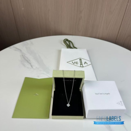 QC VCA Vintage Alhambra pendant in 18K white gold with a white mother-of-pearl motif