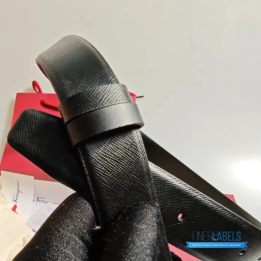 QC Salvatore Ferragamo Gancini Belt Featuring a Black Logo Buckle and Textured Leather Strap