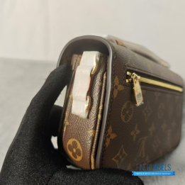 QC Louis Vuitton Pochette Metis East West Monogram Shoulder Bag