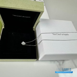 QC VCA Vintage Alhambra pendant in 18K white gold with a white mother-of-pearl motif