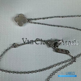 QC VCA Vintage Alhambra pendant in 18K white gold with a white mother-of-pearl motif