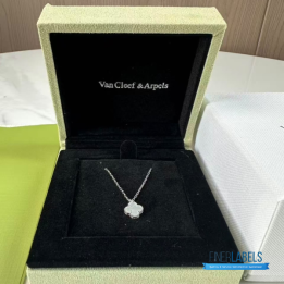 QC VCA Vintage Alhambra pendant in 18K white gold with a white mother-of-pearl motif
