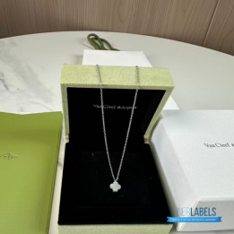 QC VCA Vintage Alhambra pendant in 18K white gold with a white mother-of-pearl motif