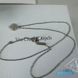 QC VCA Vintage Alhambra pendant in 18K white gold with a white mother-of-pearl motif