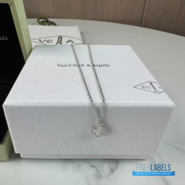 QC VCA Vintage Alhambra pendant in 18K white gold with a white mother-of-pearl motif